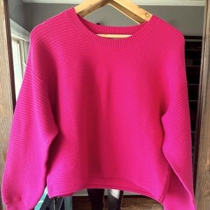 Good American balloon sleeve cropped magenta sweater